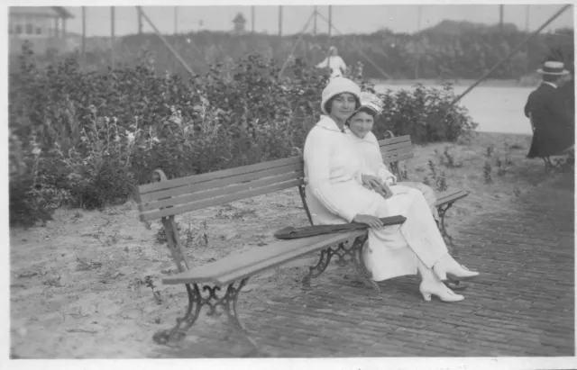 BE779 Carte Photo vintage card RPPC Femme woman banc mode fashion chapeau