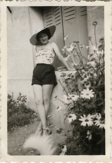 Photo Ancienne - Vintage Snapshot - Femme Mode Chapeau Jardin - Woman Fashion