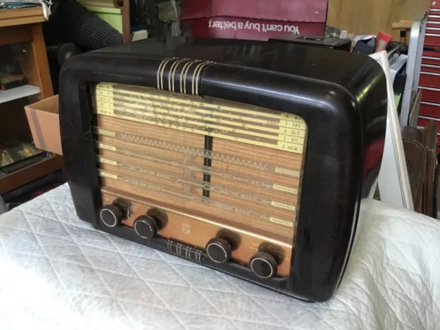 Vintage Philips Bakelite  valve/ tube radio