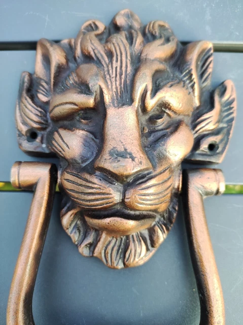 Heurtoir de  porte Tête de Lion, en fonte, patine reflets cuivrés. Style Antique 3