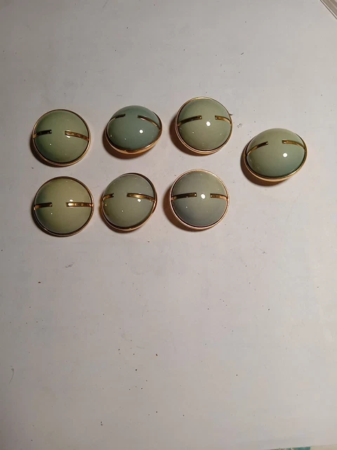7 Boutons Vert Et Doré  25mm Métal  Neufs De Stock Ancien