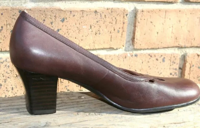Strictly Comfort Leather Brown Pumps Shoes. Size 8. Excellent condition B