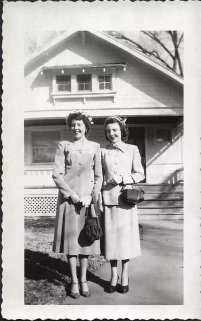MID CENTURY WOMEN Vintage FOUND PHOTOGRAPH bw Original Snapshot JD 19 34 Y