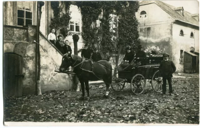 Orig. Foto-AK Beerdigung?? in Ostpreußen/Ostpreussen Kutsche vor Haus 10/20er