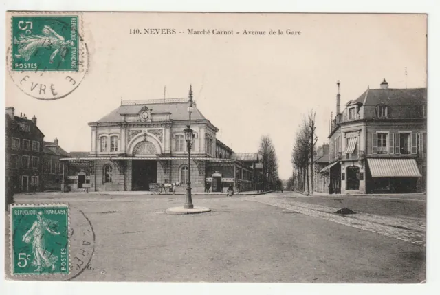 NEVERS - Nievre - CPA 58 - La place Carnot - Marché Carnot - avenue de la Gare