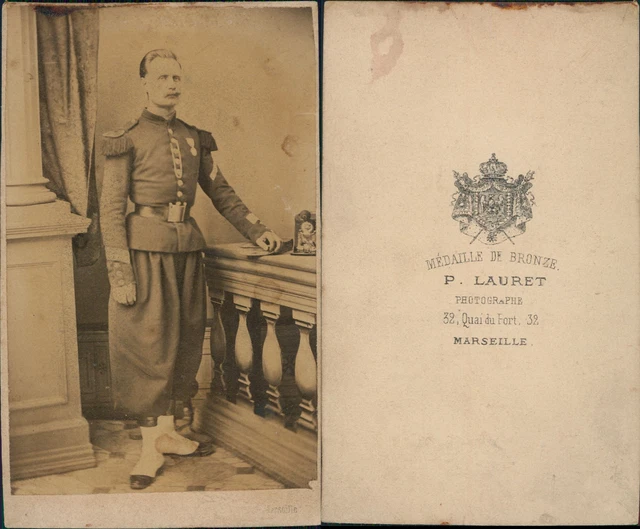 CDV MILITAIRE INFANTERIE MÉDAILLÉ EN GRANDE TENUE, SHAKO AIGRETTE, DÉDICACE -L78