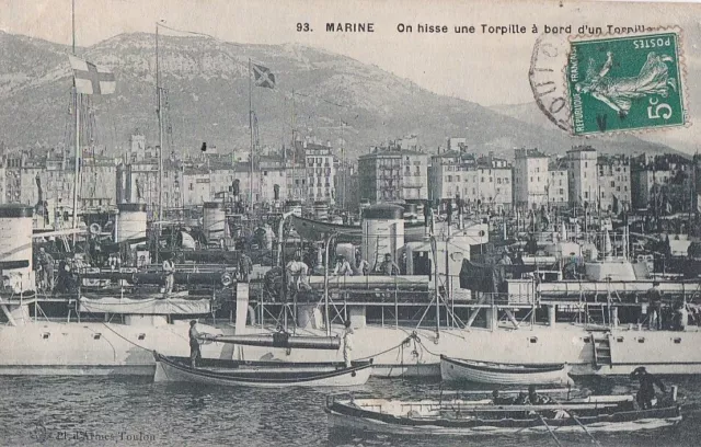 CPA 83 TOULON MARINE MILITAIRE On hisse une Torpille à bord d'un Torpilleur 1910