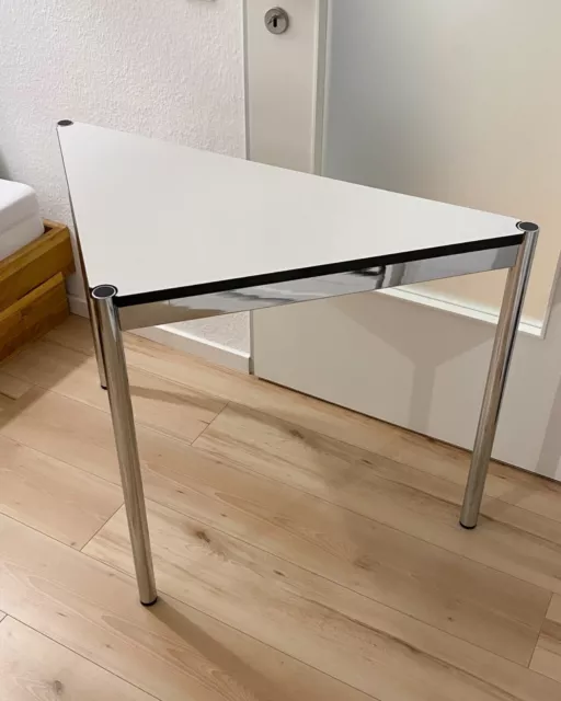 USM Haller Dreiecktisch/Beistelltisch in Weiß 75 cm x 105 cm