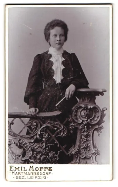 Fotografie Emil Hoppe, Hartmannsdorf, Portrait modisch gekleidete Dame mit eine