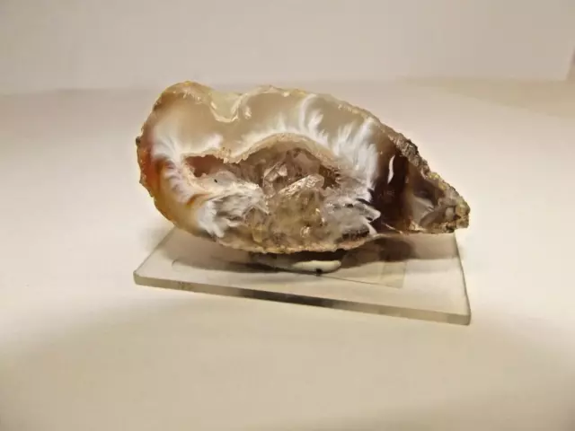 Achat Geode Gefüllt Mit Quarz -  Kristallen  Auf Sockel