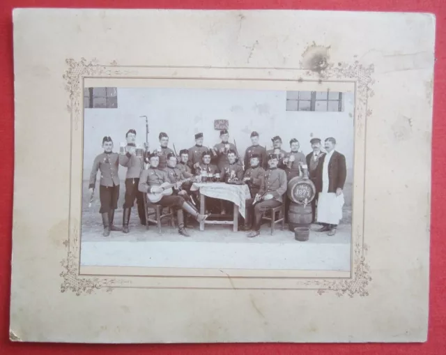 Orig. Foto Albumin kuk Dragoner Offiziere Soldaten Feier Bier Wirt Gasthaus 1897