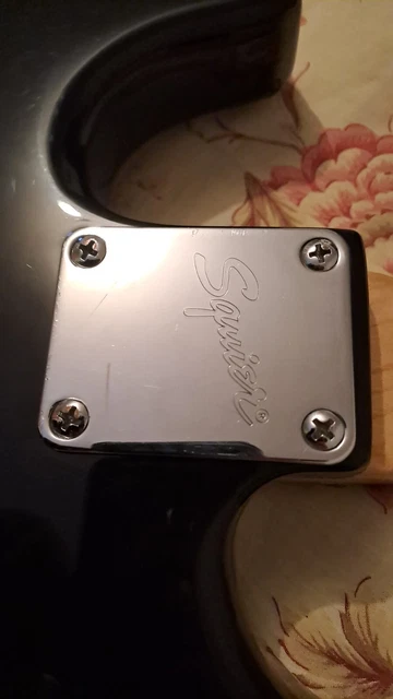 Mini guitare électrique noire Squier by Fender HELLO KITTY Stratocaster vendeur américain 3