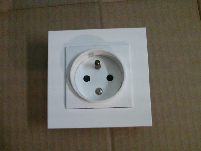 Prise électrique Avec Terre Jupiter Legrand Blanc Réf 810 57 - Neuve De Stock