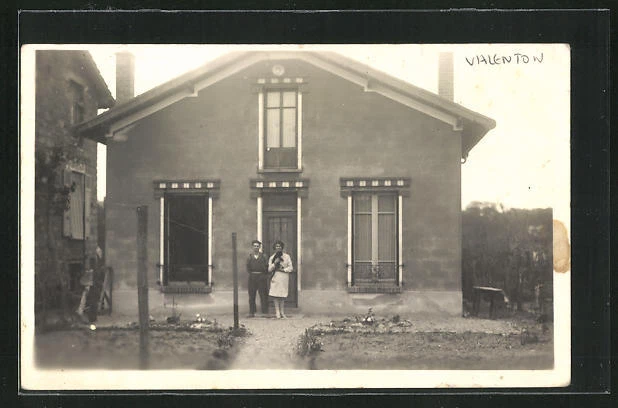 CPA Valenton, Un homme et une femme devant une maison