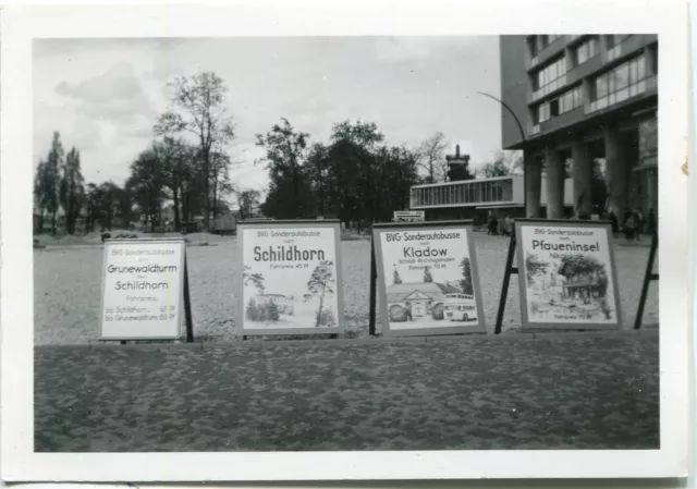 Orig. Foto BERLIN Bahnhof Zoo, Haltestellenschilder, Dreieck Autobuslinien 1957