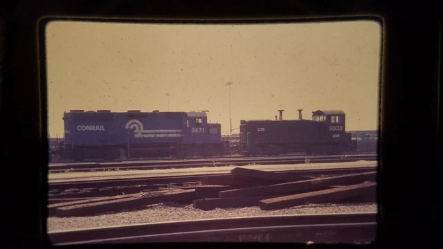 XTU18 35MM Train Slide ENGINE LOCOMOTIVE RR CR 9332 CONRAIL SWITCHER 1978