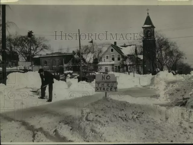 1947 Press Photo The "no thru street" sign told impact of big storm on Milwaukee