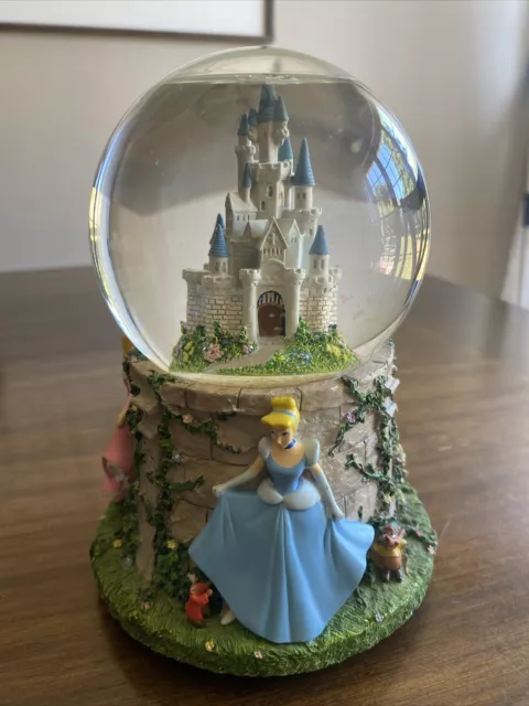 Some Day My Prince Will Come WALT DISNEY PRINCESS MUSICAL SNOWGLOBE SNOW GLOBE