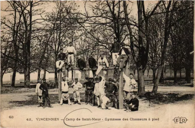 CPA AK Camp de St-MAUR VINCENNES Gymnasium des Chasseurs on foot (869577)