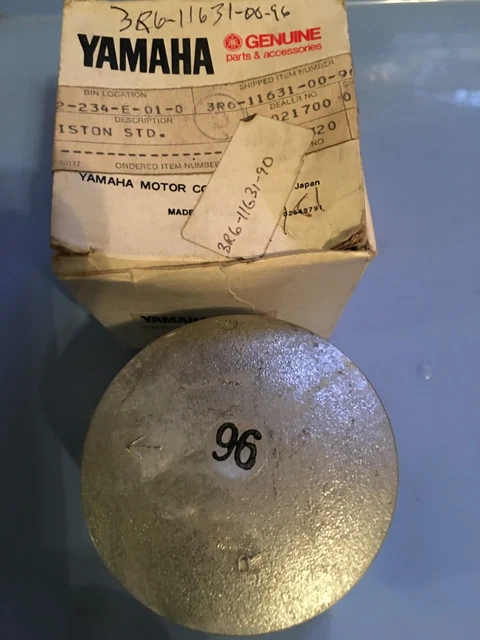 Nos  Yamaha 1979-1981  It175  Std  Piston 3R6-11631-00-96   New Oem Part
