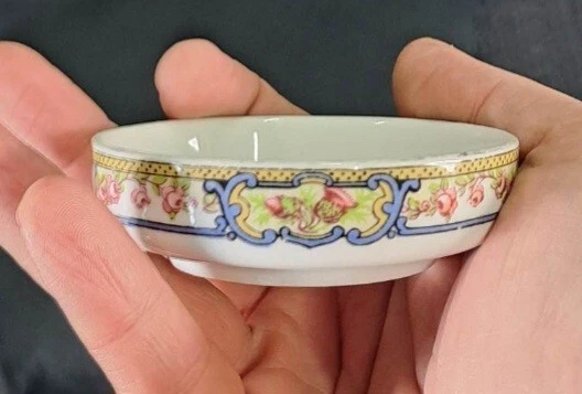 LNER KESICK CHINA Tiny finger bowl dated 1931 in fantastic condition .
