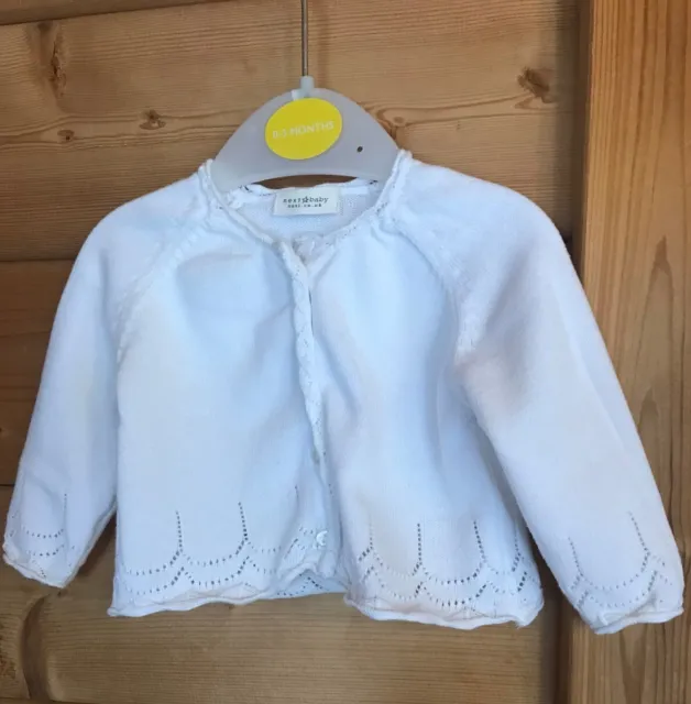 Cardigan bianco indossato in buone condizioni per ragazze successive età 0-3 mesi