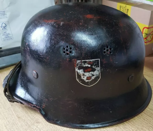 Polizei Feuerwehr Helm M 34 Hersteller Stempel, reste Abzeichen Militaria alt