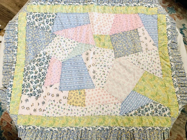 Edredón para bebé vintage años 60-70 HECHO A MANO PATCHWORK colores suaves borde volante