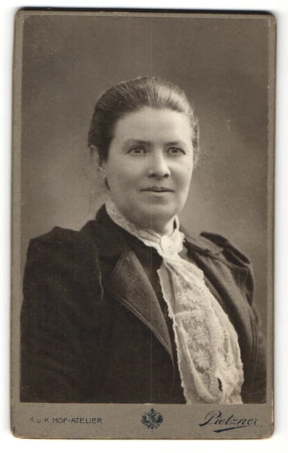 Fotografie C. Pietzner, Wien, Portrait Dame mit zusammengebundenem Haar