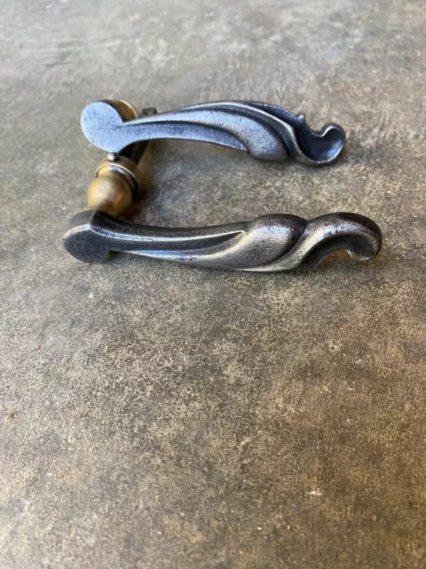 Anciennes poignées de porte en fonte ,serrure ferrure penture heurtoir targette