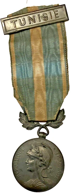 Insigne Politique Vintage « La Tunisie Restera Française » Par Delande - Badge Militaire Français D'occasion