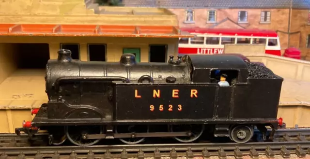 Hornby Dublo. N2. LNER Livery.  0-6-2 Runs very strongly.  9523. 3 Rail. No box.