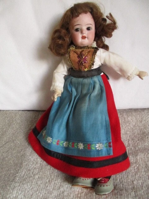 POUPÉE ALLEMANDE, tête en biscuit marquée DEP yeux dormeurs - Lot 166