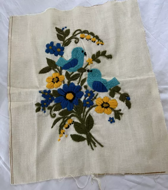 Ramo de flores amarillas azules pájaros grieta bordado acabado 17""x15"" sin enmarcar