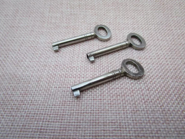 3 alte kleine  Schlüssel Schatulle  Spardose  Vorhängeschloss Kästchen 3,6 cm