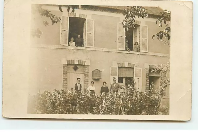 Carte Photo à Localiser - Une famille devant et aux fenêtres d'une maiso - 20428
