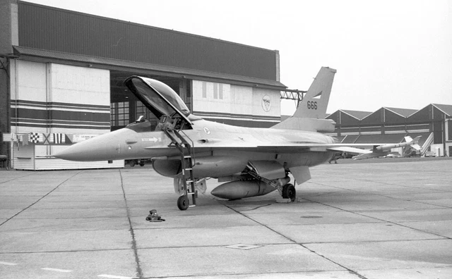 334 Sqn, RNorgeAF, F-16A, 666 at Mildenhall, 24 May 1991 - B&W Neg_5704