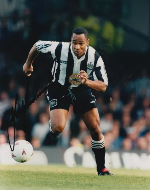 Les Ferdinand Hand Signed 10x8 Photo Newcastle United - Football Autograph.