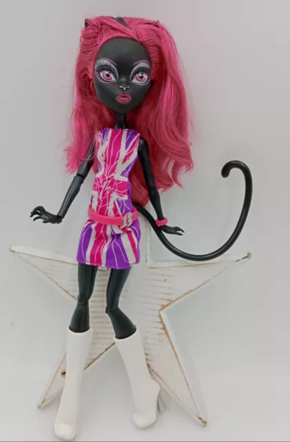 Mattel Poupée  Monster High Doll Catty Noir Ghoulebrities In Londoom London