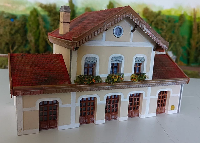 Lot De 2 Maquettes Jouef HO - Gare De Lusigny 05103300 & Station Service 05105600