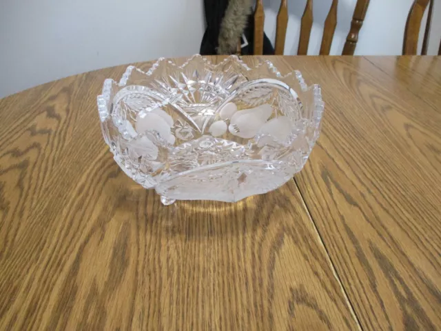 Vintage saw tooth lead crystal cut glass 3-footed bowl w/ fern & stars  pattern. 