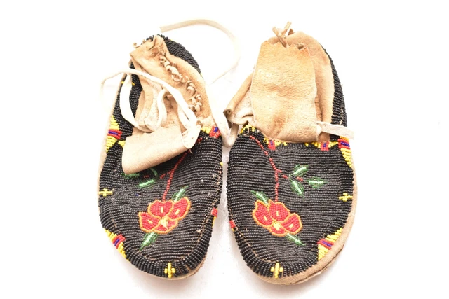 Antique PAIR OF BEADED Native American SIOUX Plains Indian MOCCASINS VTG Shoes-