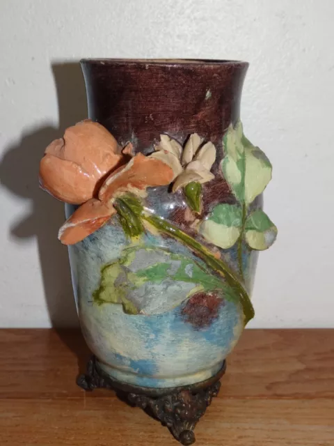 Beau Vase en Faïence de Montigny sur Loing Décor Fleurs en Barbotine et Bronze 2