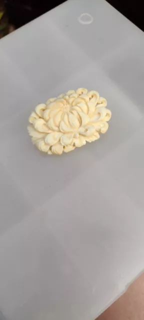 CHARMING VINTAGE 1930s CREAM FLOWER CARVED CELLULOID PIN BROOCH