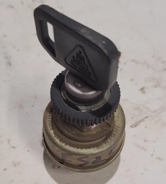 IGNITION SWITCH WITH key Fits John Deere F510 F525 F530 F620 F680 F687