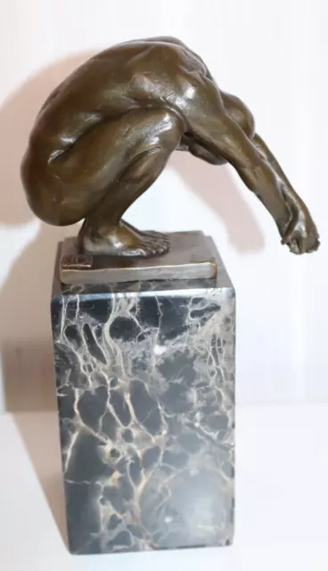 Bronze Skulptur / Figur ,"Mann in Hocke", signiert Milo , H.23cm , 2,9Kg  /;921