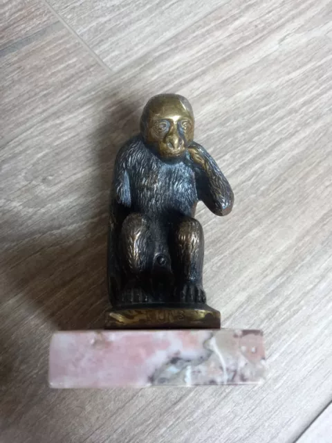 Petit singe en bronze, signé MONS à la base du bronze - très bon état