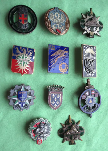 Lot de 12 insignes "pucelles" sans cuir arme du TRAIN