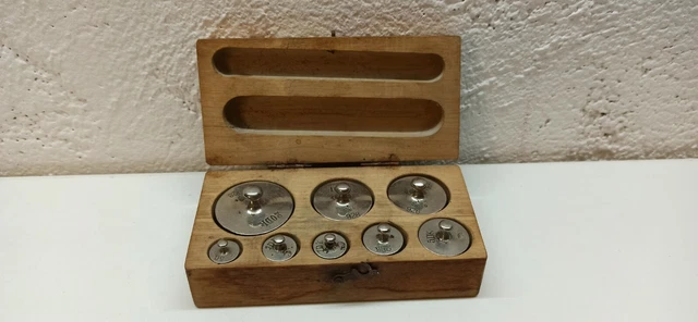 alte Gewichte für Waage /  Holzkasten