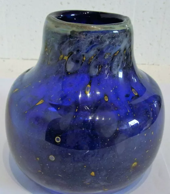 schöne blaue Vase, Eisch Muster-Dekor, unsigniert, ca:H 11 cm, Dm 11 cm, 800 g